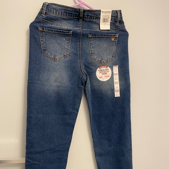 Wallflower Fearless Curvy Jeans - Picture 2 of 7